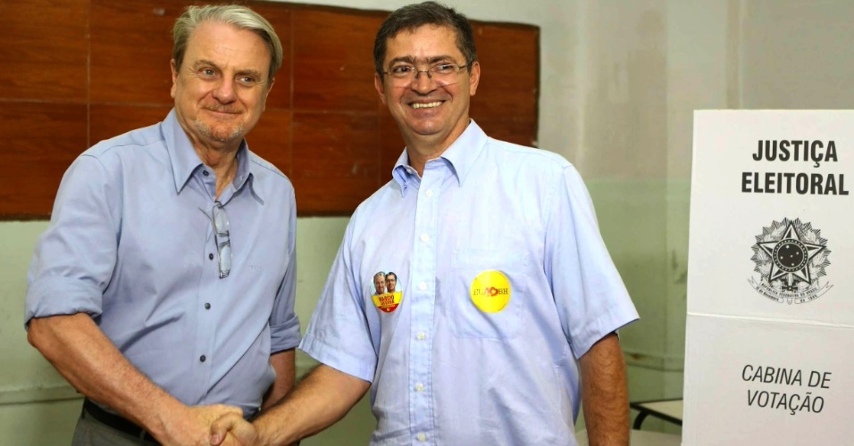 7.out.2012 - O prefeito e candidato à reeleição, Marcio Lacerda, e seu vice, Délio Malheiros, posam para voto durante votação, em Belo Horizonte