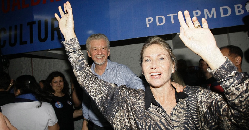 7.out.2012 - Regina Becker , mulher do prefeito de Porto Alegre, José Fortunati (atrás), comemora a reeleição de seu marido no primeiro turno, com 65,22% dos votos, na capital gaúcha