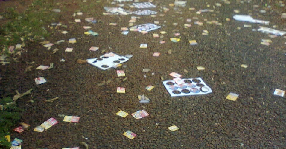 7. out.2012 - O eleitor Pedro Henrique registrou o acúmulo de santinhos e cartelas de adesivos nas ruas de Itumbiara, município no sul de Goiás
