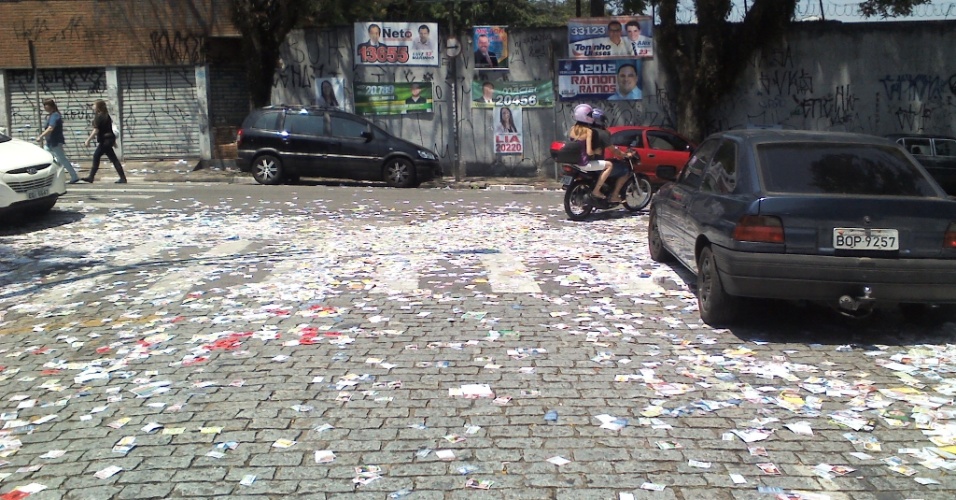 7.out.2012 - O eleitor Leo Lucca registrou rua coberta de santinhos eleitorais em São Bernardo do Campo (SP)
