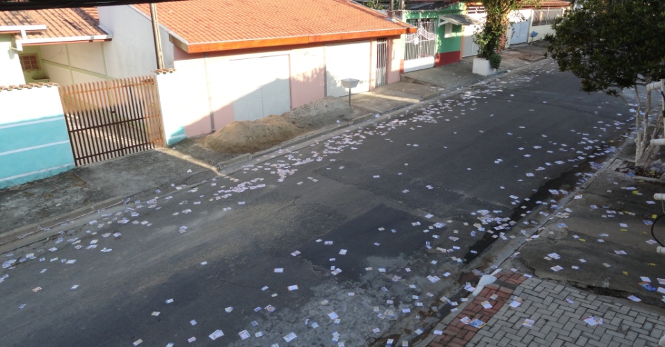 7.out.2012 -O eleitor Celso Fernandes Araújo registrou rua residencial repleta de santinhos em São José dos Campos (SP), às 7h