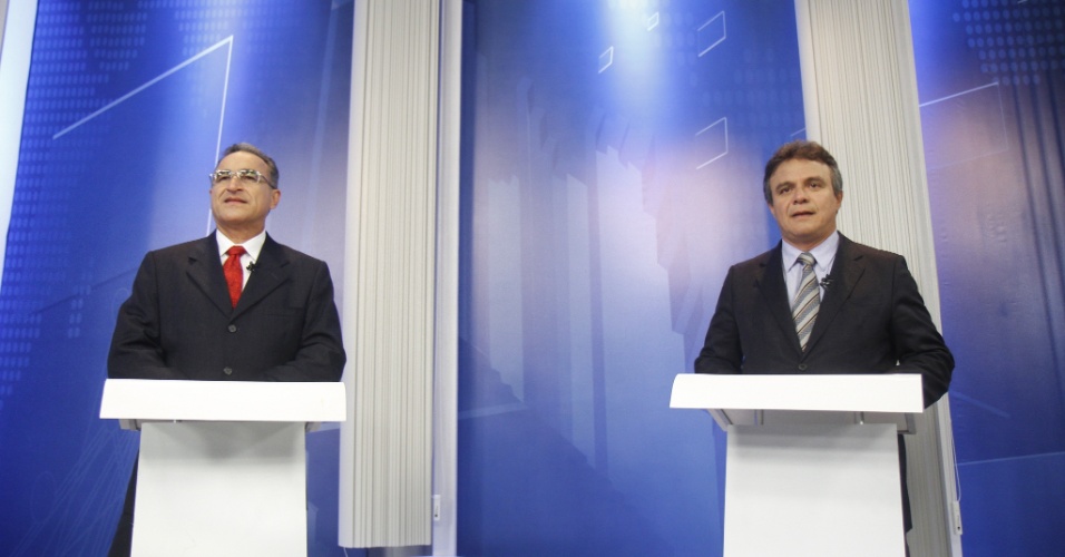 18.out.2012 - Os candidatos à Prefeitura de Belém Edmilson Rodrigues (PSOL) (à esq.) e Zenaldo Coutinho (PMDB) se enfrentam em debate da "TV Bandeirantes" na cidade, na noite desta quinta-feira