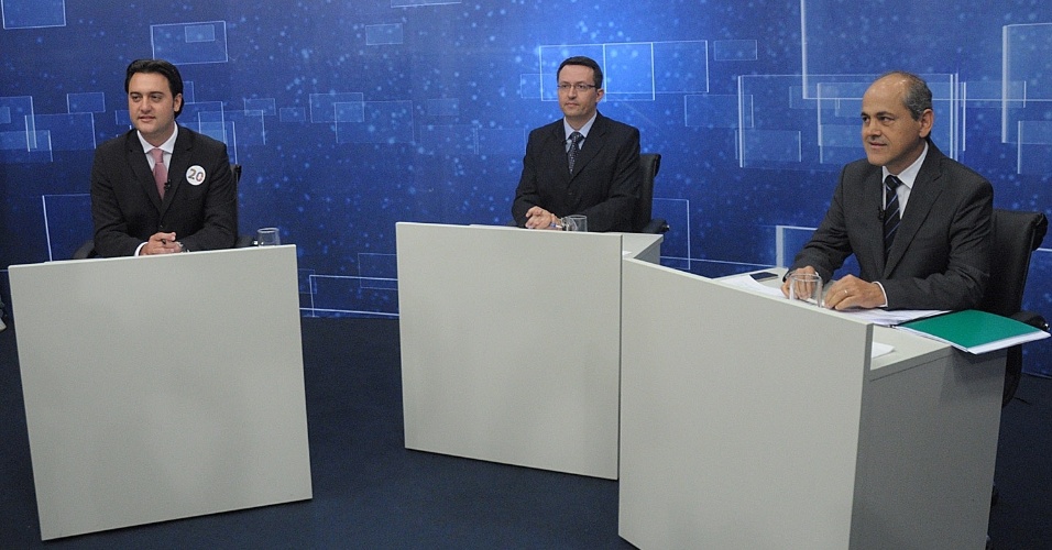 18.out.2012 - Os candidatos à Prefeitura de Curitiba Ratinho Junior (PSC) (à esq.) e Gustavo Fruet (à dir.) participam de debate da 