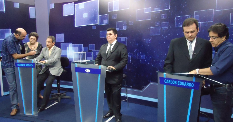 18.out.2012 - Os candidatos à Prefeitura de Natal Hermano Morais (PMDB) (à esq. de terno cinza) e Carlos Eduardo (PDT) (à dir. de gravata) participam de debate da 