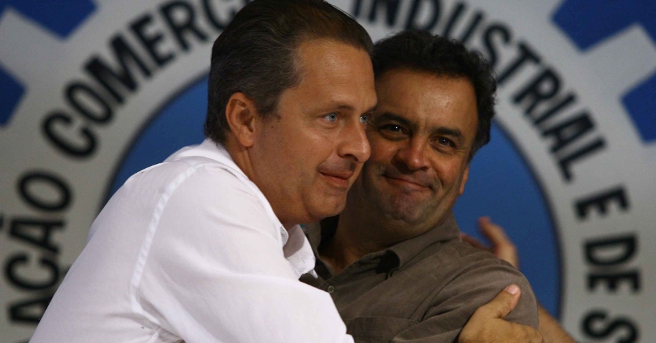 19.out.2012 - O senador tucano Aécio Neves (à dir.) abraça o governador de Pernambuco, Eduardo Campos (PSB), durante ato de campanha para o candidato Antônio Lerin (PSB) na cidade de Uberaba (MG)