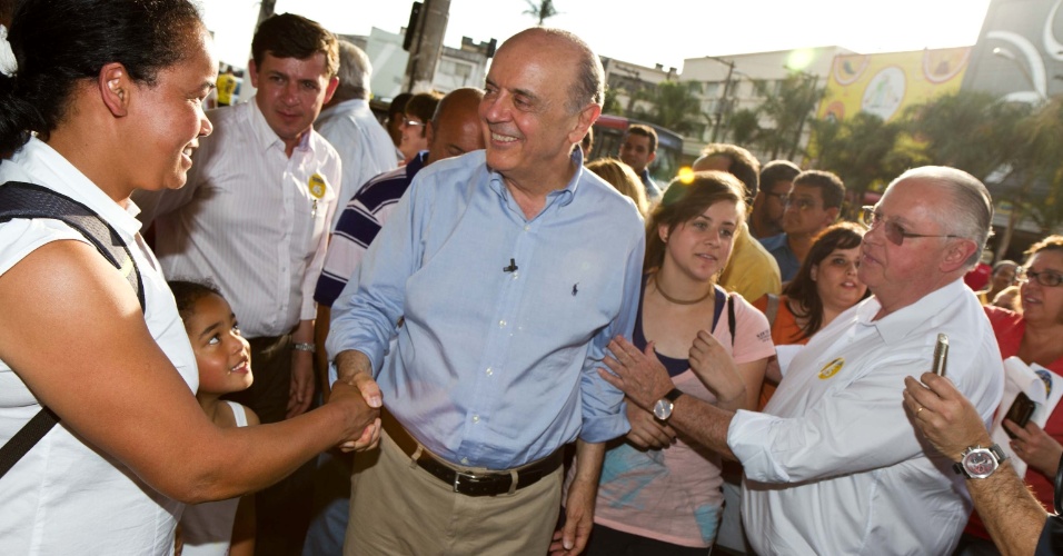 22.out.2012 - O candidato do PSDB à Prefeitura de São Paulo, José Serra (de azul), cumprimenta eleitora durante campanah pelo largo 13 de maio, na região sul da capital, na tarde desta segunda-feira