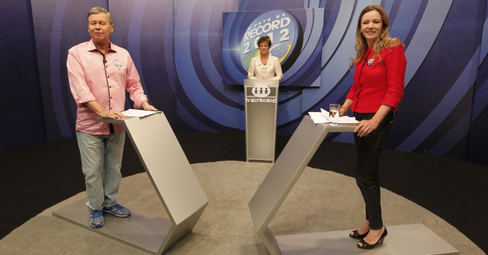 23.out.2012 - Os candidatos à Prefeitura de Manaus, Arthur Virgílio (PSDB), e Vanessa Grazziotin (PC do B), participam de debate da "TV Record" na noite desta terça-feira