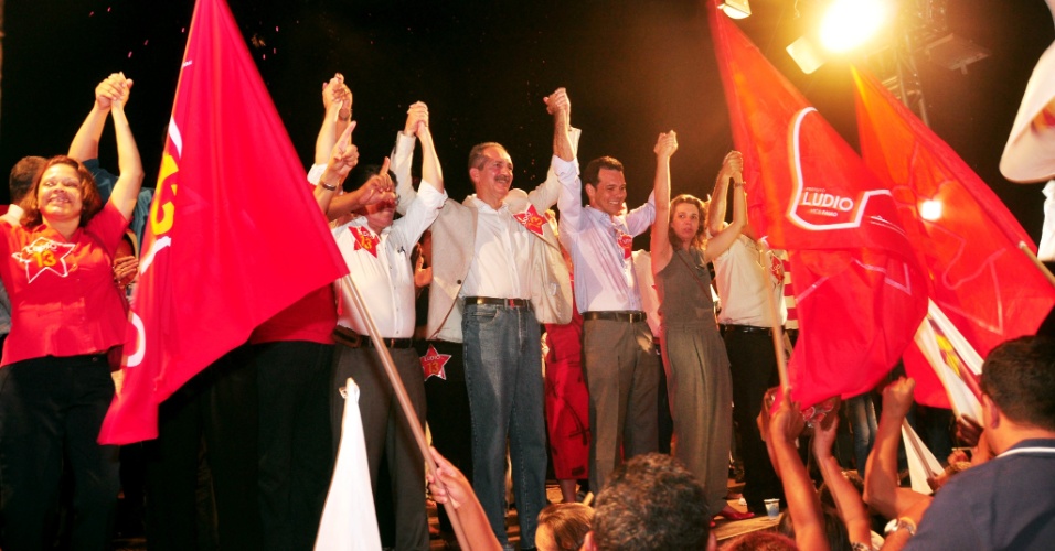 23.out.2012 - O ministro do Esporte, Aldo Rebelo (no centro, de bigode), participou de comício ao lado do candidato do PT à Prefeitura de Cuiabá, Lúdio Cabral (à esq.)