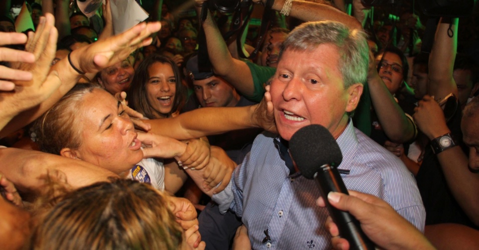 28.out.2012 - Artur Virgílio (PSDB) fala com a imprensa e comemora após vencer disputa pela Prefeitura de Manaus