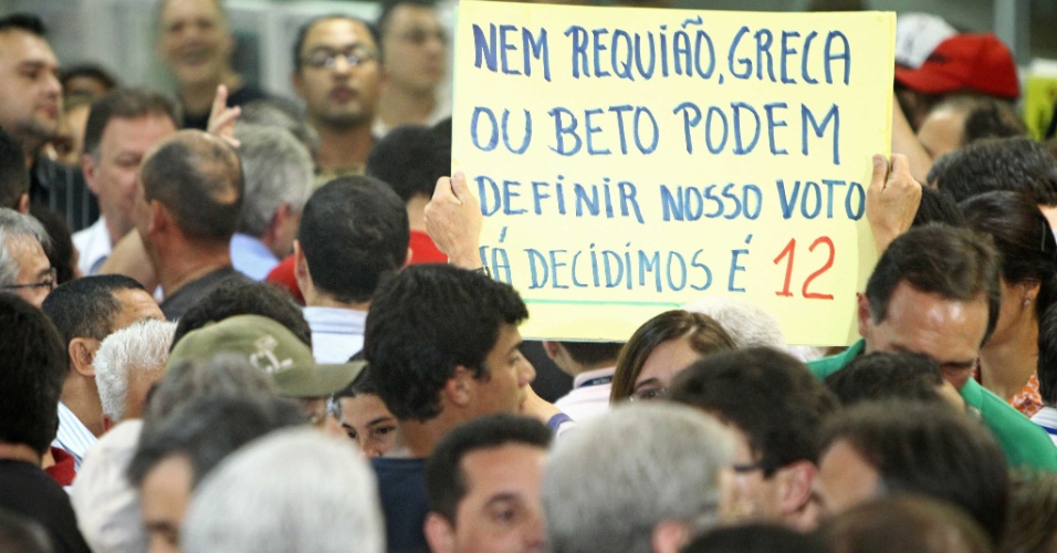 28.out.2012 - Eleitor eleva cartaz e comemora vitória de Gustavo Fruet (PDT) na disputa para a Prefeitura de Curitiba