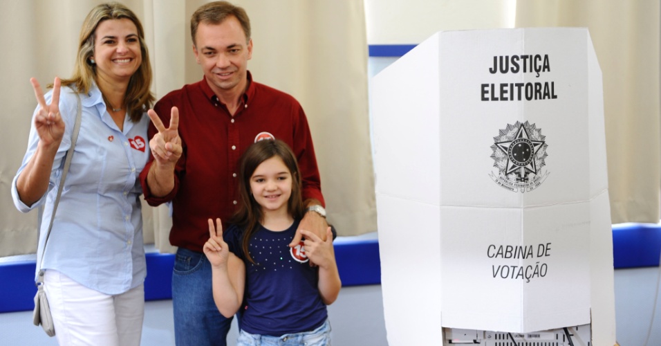 28.out.2012 - Gean Loureiro, do PMDB, votou em Florianópolis (SC) acompanhado da mulher e da filha