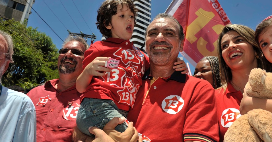 28.out.2012 - Nelson Pelegrino, candidato do PT à Prefeitura de Salvador, vota na companhia da família na Faculdade de Direito da Universidade Federal da Bahia (UFBA)
