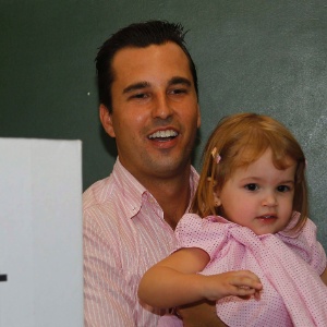 O candidato à Prefeitura de Diadema (SP) Lauro Michels vota acompanhado da filha