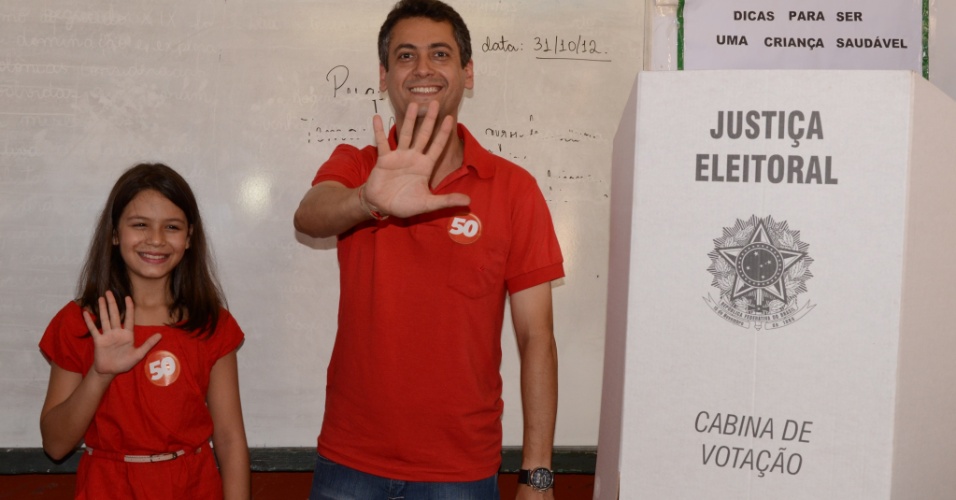 28.out.2012 - O candidato à Prefeitura de Macapá (AP) pelo PSOL, Clecio Luís, vota neste domingo (28)