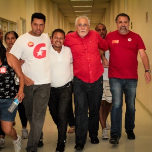 O ex-presidente do PT José Genoino (de vermelho, ao centro) está entre os suplentes que tomarão posse - Mayara de Paula/Frame/Estadão Conteúdo