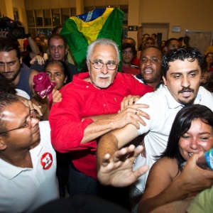 José Genoino (de vermelho) foi condenado por corrupção ativa e formação de quadrilha - Rodrigo Paiva - 28.out.2012/Folhapress