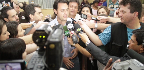 28.out.2012 - Ratinho Jr., candidato do PSC à Prefeitura de Curitiba, concede entrevista aos jornalistas que o acompanharam no momento em que ele votava na Escola Municipal Vinhedos