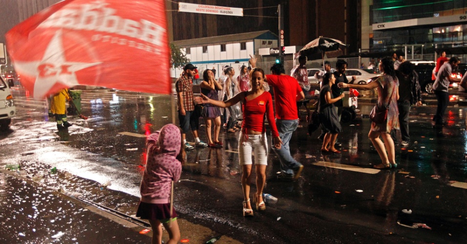 28.out.2012 - Eleitores comemoram embaixo de chuva a eleição de Fernando Haddad (PT) à Prefeitura de São Paulo, na avenida paulista, na noite deste domingo. Haddad foi eleito com 55% dos votos, contra 44% de José Serra (PSDB)