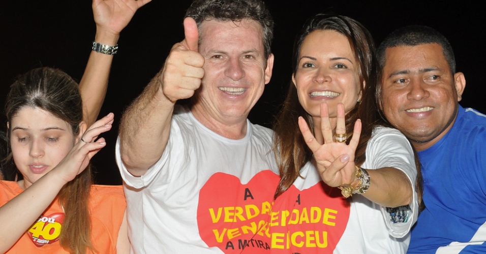 28.out.2012 - Mauro Mendes (PSB) comemora a vitória na disputa pela Prefeitura de Cuiabá (MT)